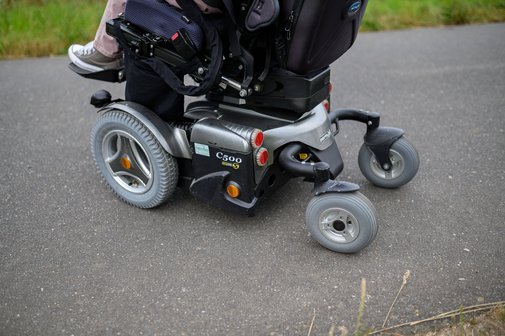 Eine Person sitzt in einem Elektrorollstuhl