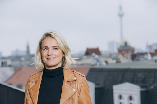 VdK-Präsidentin Verena Bentele, im Hintergrund sieht man den Berliner Fernsehturm