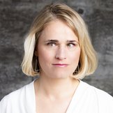 Das Portraitfoto zeigt VdK-Präsidentin Verena Bentele vor einem grauen Hintergrund.