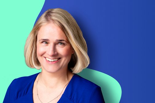 Verena Bentele Verena Bentele vor dem blau-grünen Hintergrund des VdK-Podcasts.