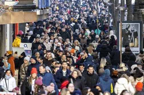 Menschenmassen drängen sich durch eine der Haupt-Einkaufsstraßen von Stuttgart, die Königsstraße.