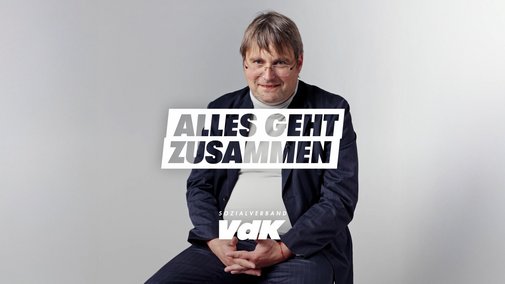 Portraitfoto von Tobias Lotz und das Logo der Aktion Alles geht zusammen.