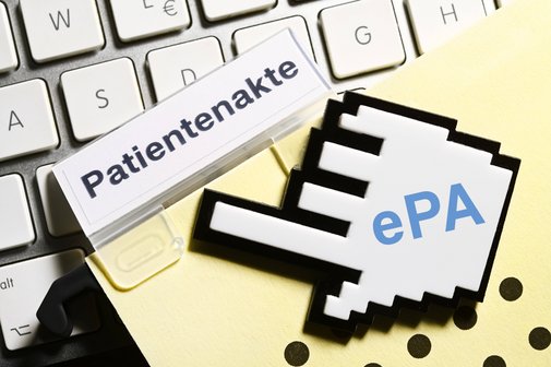 Elektronische Patientenakte Symbolfoto elektronische Patientenakte ePA: Ein Computercursor zeigt auf eine gelbe Mappe mit der Aufschrift Patientenakte, die auf einer Computertastatur liegt.