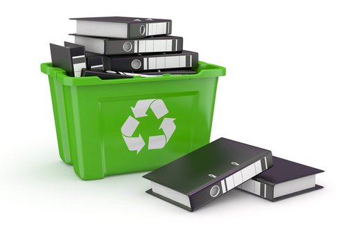 Eine gr&uuml;ne Box, auf der ein Recycling-Symbol aufgebracht ist. In der Box und daneben liegen Aktenordner.