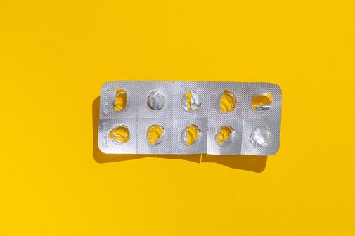 Tabletten Leere Tabletten Blisterpackung vor einfarbigem gelben Hintergrund