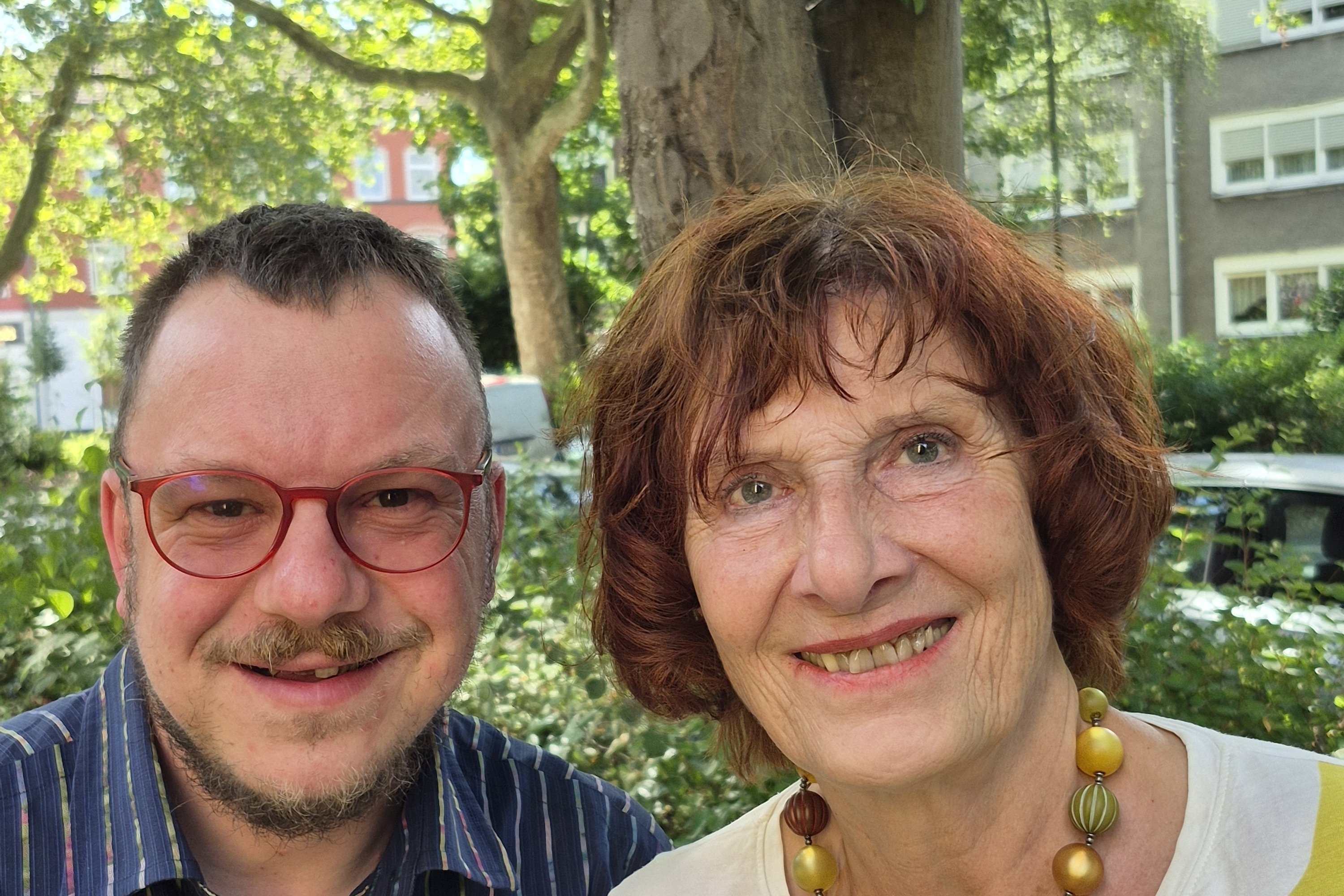 Erfolgsgeschichte FAS Tim Puffler und sein Mutter Monika Reidegeld nebeneinander draußen, sie lächeln in die Kamera.