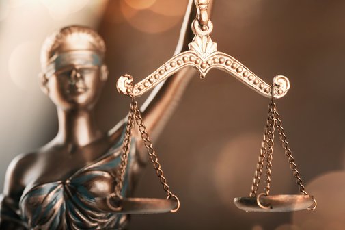 Eine Statue der Justitia aus Metall