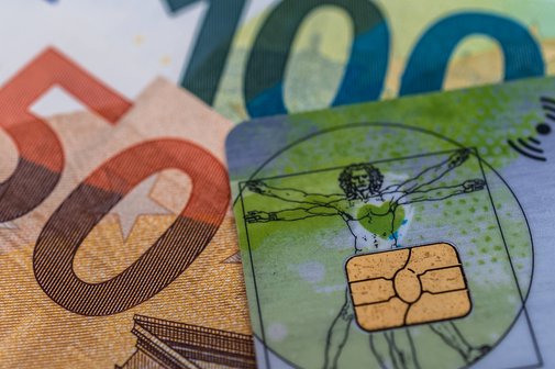 Ein 50- und ein 100-Euro-Schein und eine Krankenkassenkarte