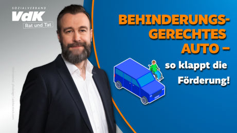 VdK-Rechtsexperte Ronny H&uuml;bsch steht links vor einem grauen Hintergrund mit dem Logo &bdquo;Sozialverband VdK &ndash; Rat und Tat&ldquo;. Rechts befindet sich ein blauer Bereich mit orangefarbener Schrift: &bdquo;Behinderungsgerechtes Auto &ndash; so klappt die F&ouml;rderung!&ldquo;. Darunter ist eine Illustration eines blauen Autos zu sehen, neben dem eine Person im Rollstuhl sitzt.