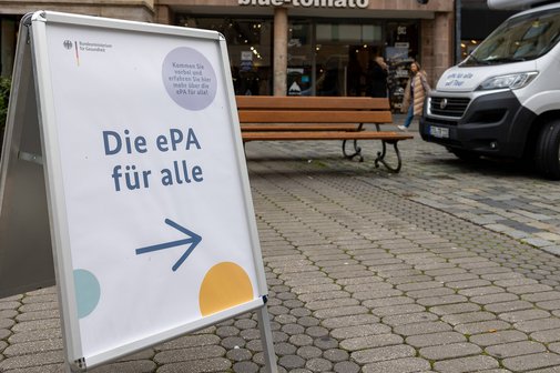 Ein Aufsteller mit einem Poster, auf dem steht "Die ePA f&uuml;r alle" und einem Pfeil nach rechts