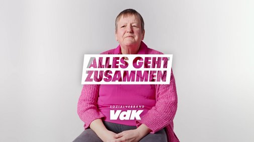 Portraitfoto von Katharina Schurk und das Logo der Aktion Alles geht zusammen