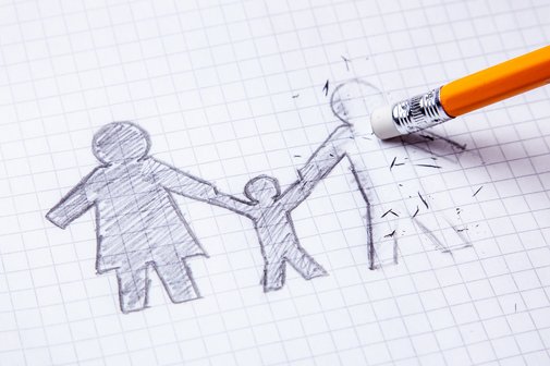 Tod eines Angehörigen Eine Bleistiftzeichnung einer Familie mit Vater, Mutter und Kind. Der Radiergummi des Bleistifts radiert den Vater aus.