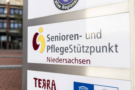 Symbolfoto: Schild "Senioren- und Pflegest&uuml;tzpunkt Niedersachsen" vor dem Kreishaus in Osnabr&uuml;ck. 