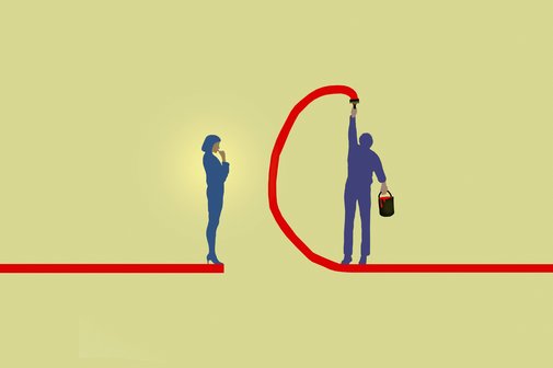 Benachteiligung von Frauen Grafik: Ein Mann im Anzug und mit Aktentasche malt mit einem Pinsel mit roter Farbe eine rote Linie, um eine Frau auszuschließen, die ebenfalls ein Business-Kostüm trägt.