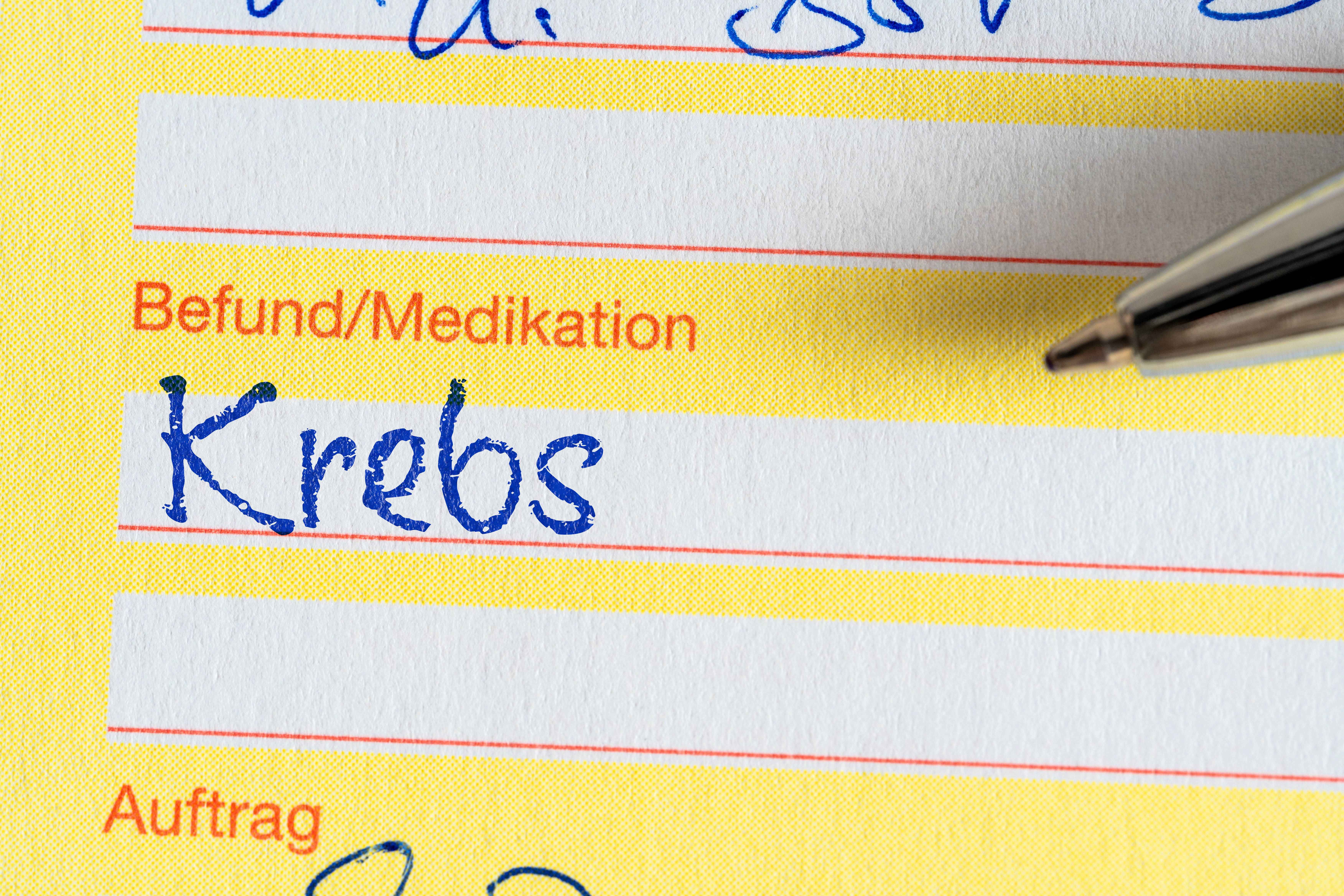 Eine ärztliche Bescheinigung, bei der unter Befund/Medikation das Wort "Krebs" eingetragen ist.