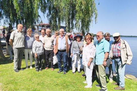 Gruppenbild am Wasser