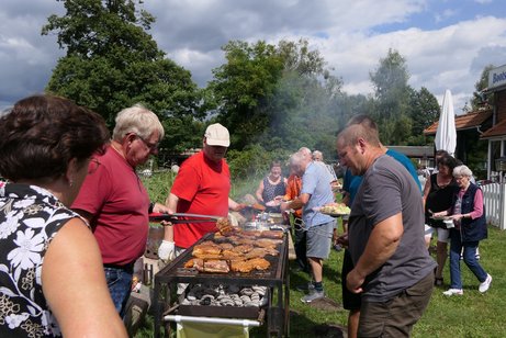 Mitglieder beim Grillfest