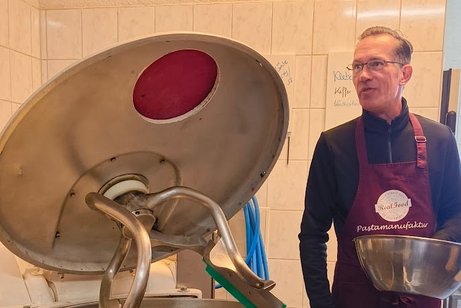 Herr Gr&uuml;mmert bei der Betriebsf&uuml;hrung am Kessel