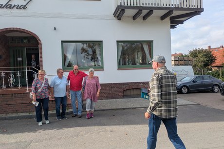 Fotomotiv vor einem Lokal VdK-Mitglieder werden fotografiert