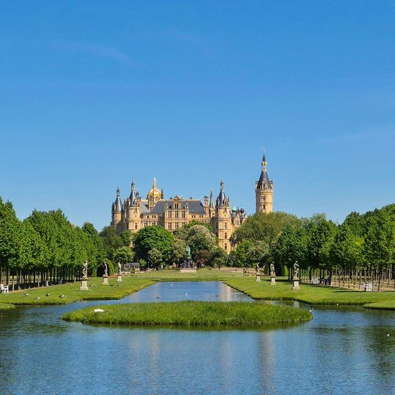 Foto vom Schweriner Schlosspark mit sichtbaren Schloss im Hintergrund