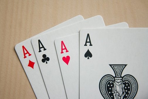 kartenspiel wird in den Händen gehalten.