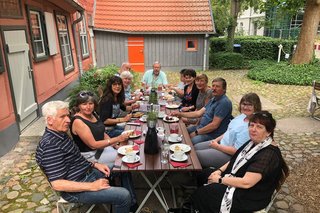 gemütliche Runde im Klostergarten