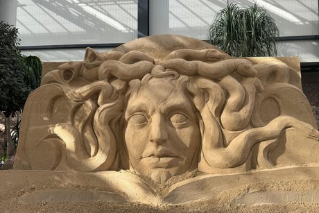 Medusa in der Sandskulpturenausstellung Prora