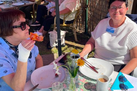 Mitglieder beim essen