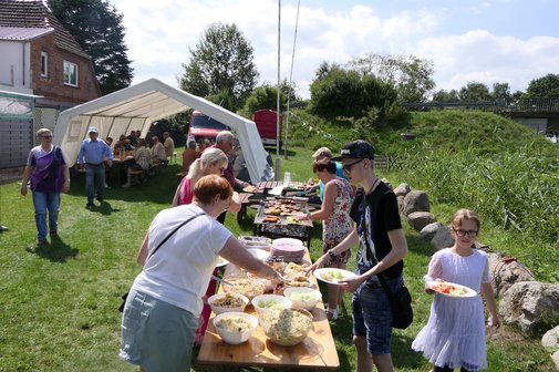 Grillfest Mitglieder des VdK beim Grillen