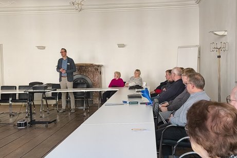 Herr Naht h&auml;lt den Vortrag im Stadtvertretersaal im Rathaus