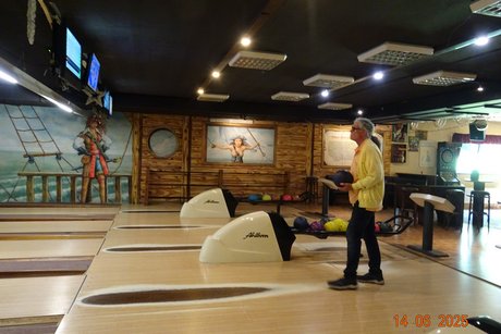 Schön gestaltete Bowlingbahn mit Störtebeker-Kulisse im Soibelmanns Samtens