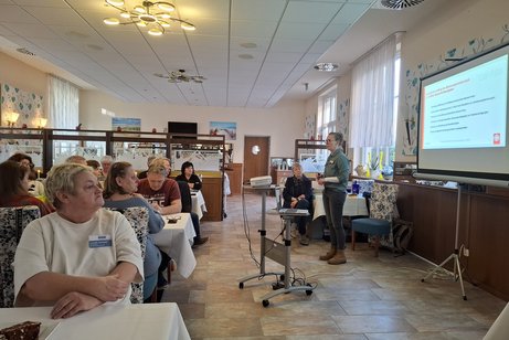 Frau Plogsties beim Vortrag