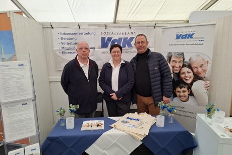 Landesgeschäftsführer Torsten Mache mit Britta Czervinski und Reiner Glahn