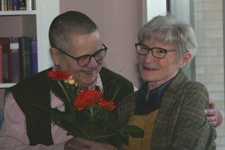 Die ehemalige Vorsitzende Jutta Buttkau erhält einen Blumenstrauß von der aktuellen Vorsitzenden Birgit Reißinger für die langjährige Arbeit im Vorstand