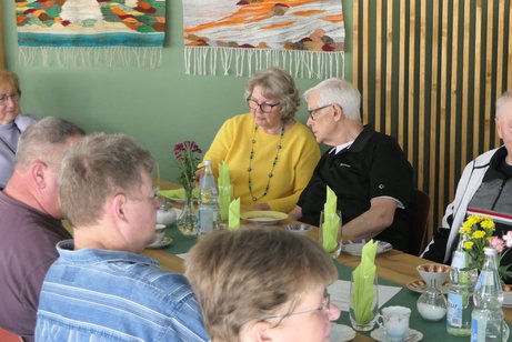 Mitglieder unterhalten sich