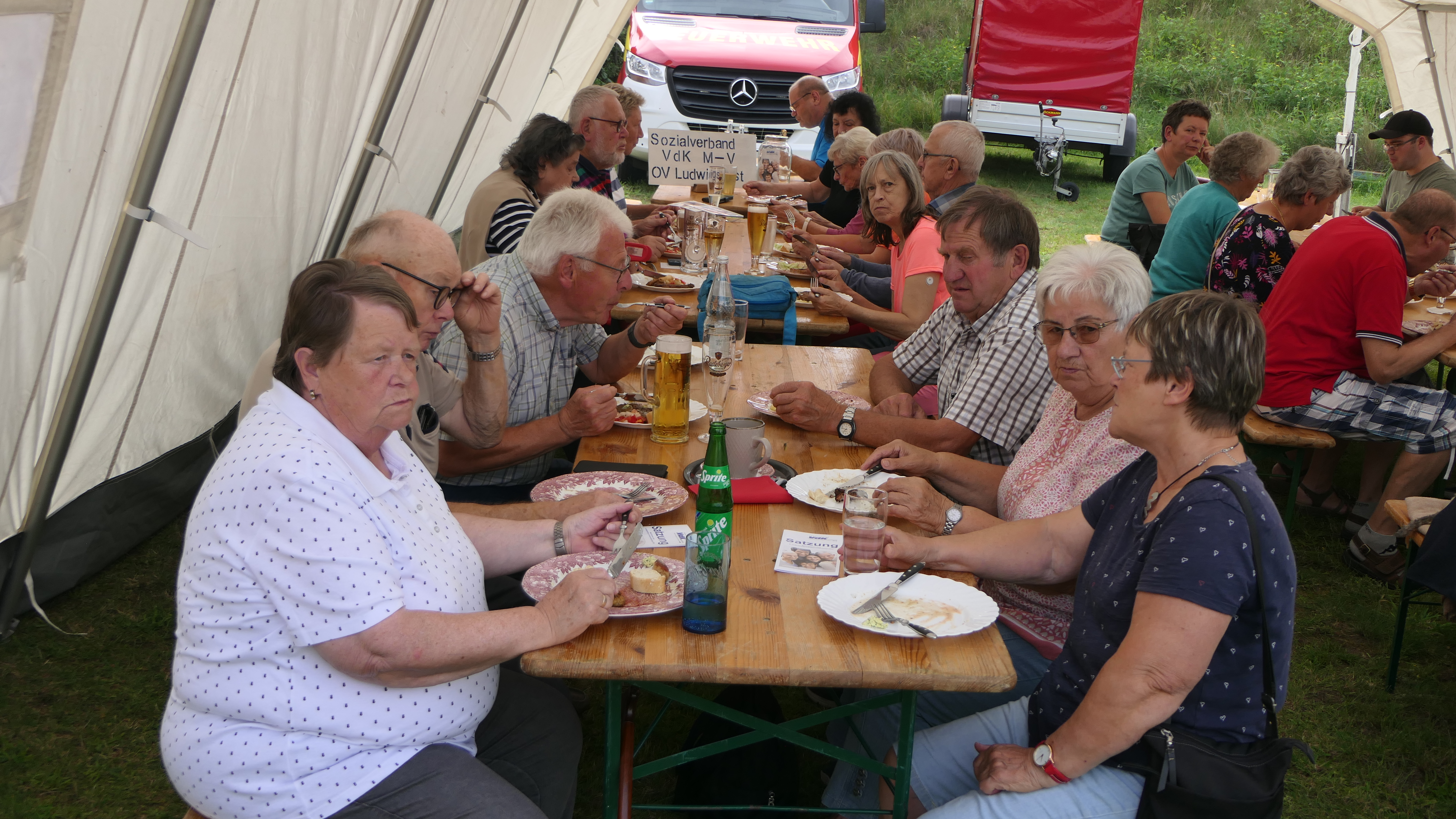 Mitglieder beim Grillfest