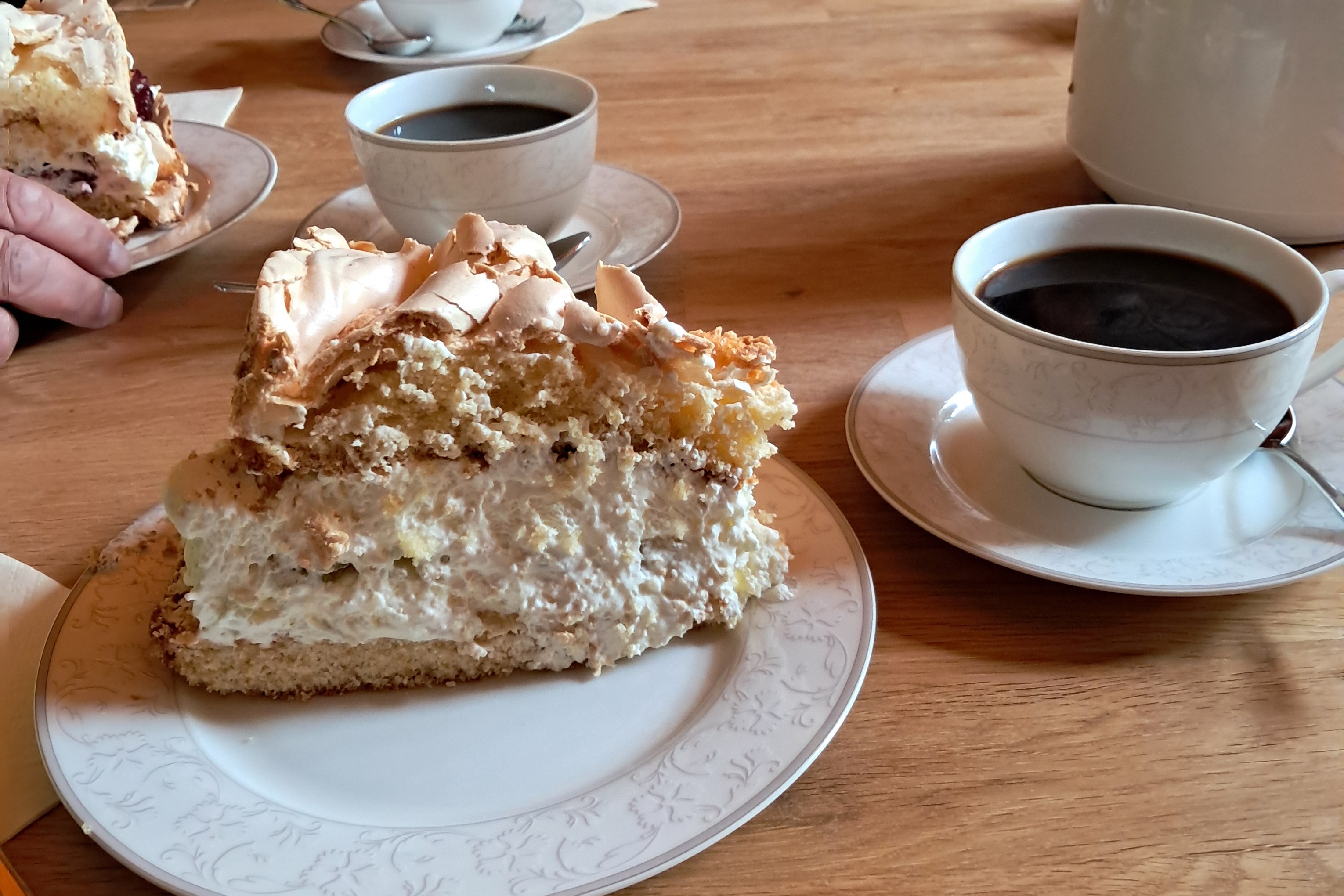 Kuchengedeck im Hofcafe