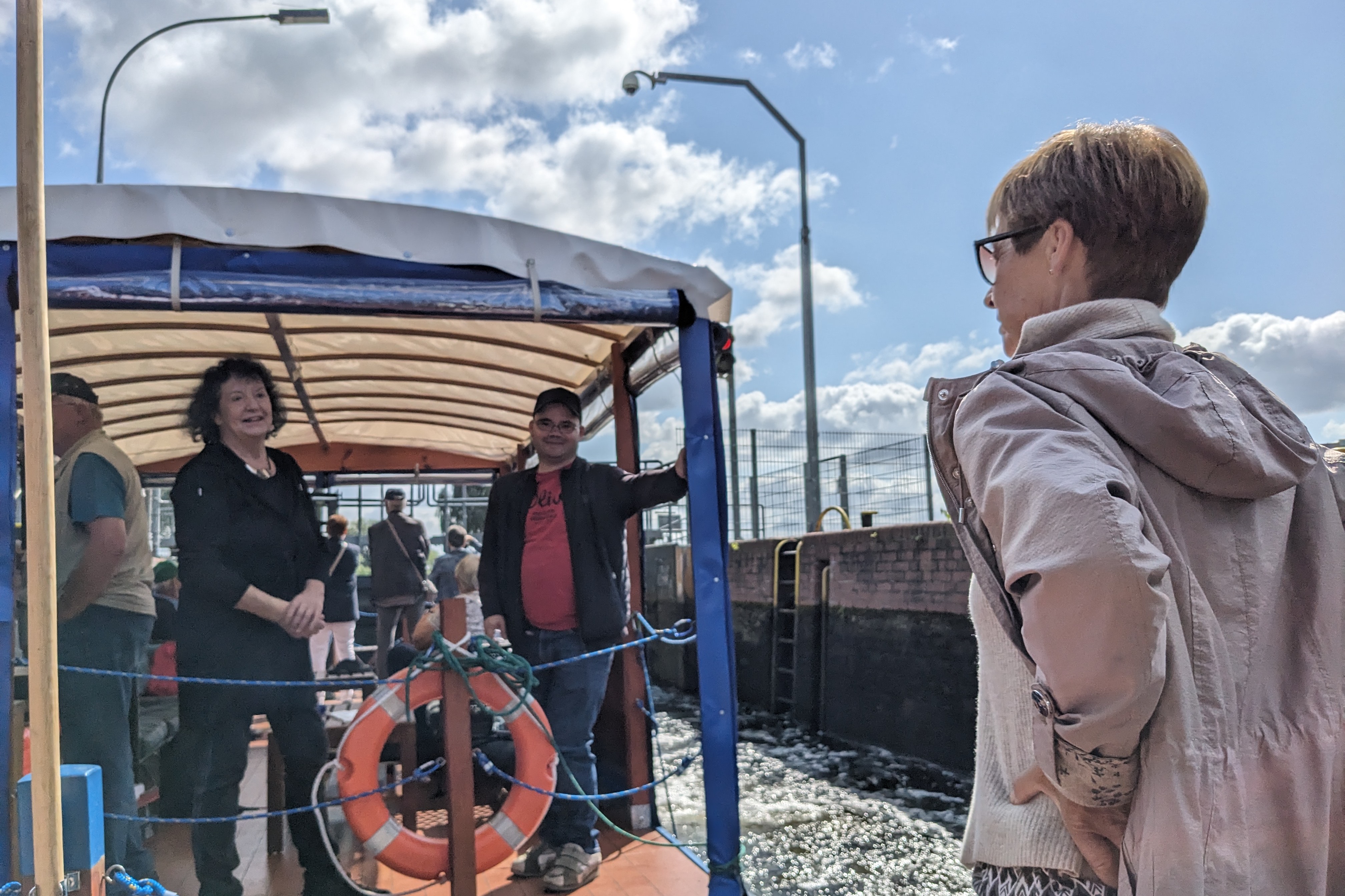 Floßfahrt auf der Elde VdK-Mitglieder auf dem Floß