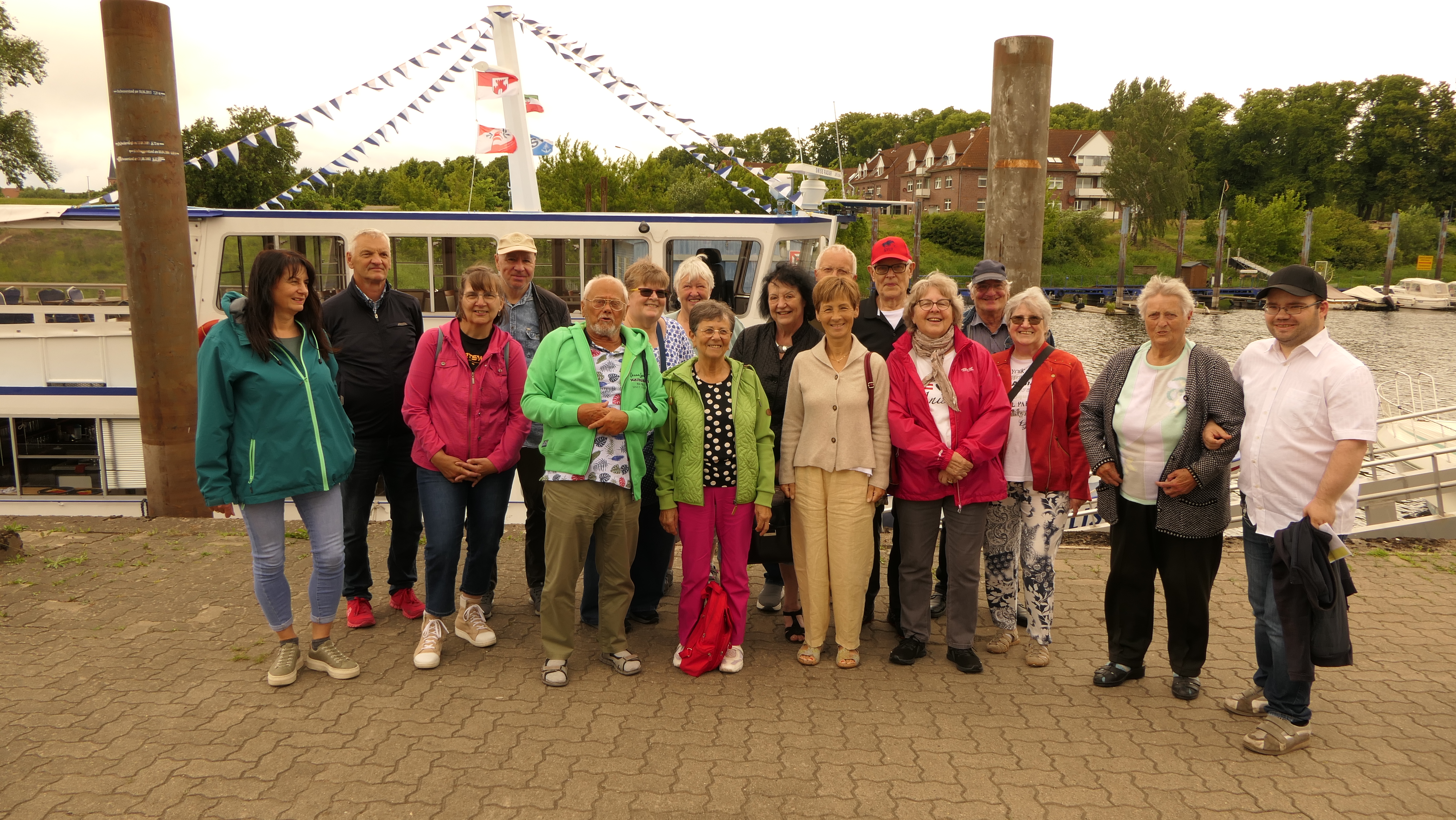 Die Teilnehmer der 3 Länder Rundfahrt auf der Elbe